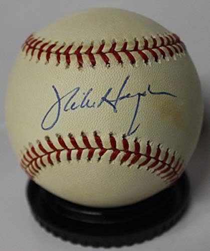 Mike Hargrove autogramirao je službeni bejzbol američke lige. Ovaj bejzbol ima žuto mrlje i prodaje se onako kako jest. Autografirani