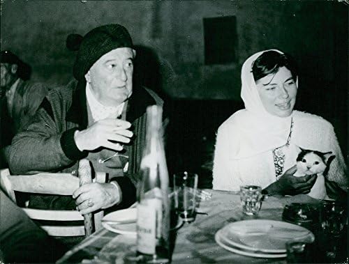 Vintage fotografija čovjeka koji sjedi s princezom Soraya iz Irana.