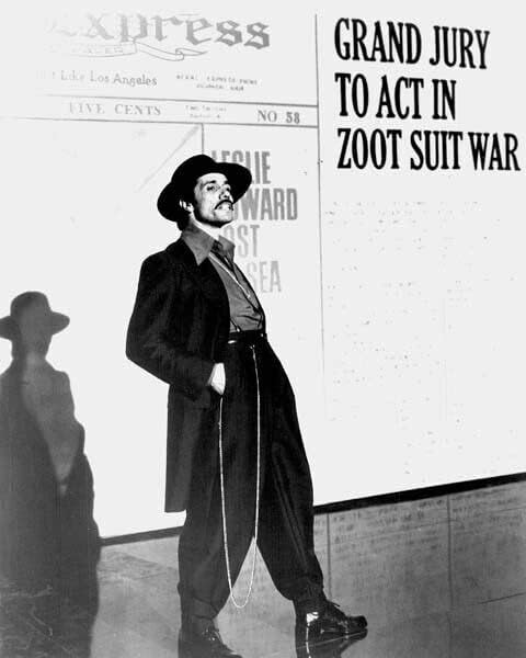 Edward James Olmos kao El Pachuco na pozornici 1981. Zoot odijelo 8x10 inča fotografija